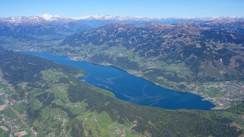 De Millstätter See in Karinthië vanuit de lucht
