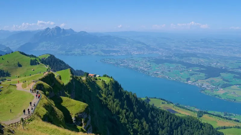 Luzern, het Vierwaldstättermeer en de Pilatus vanaf de Rigi